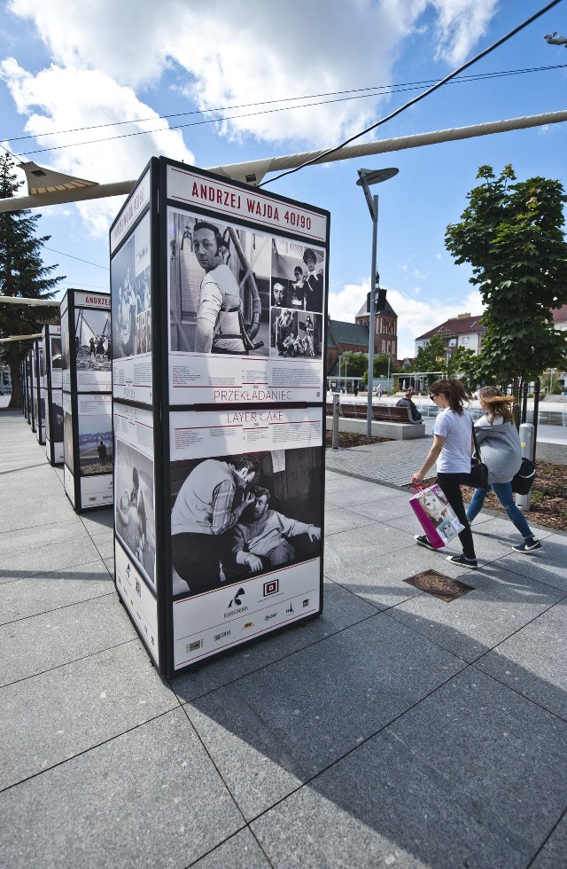 Na Rynku Staromiejskim można już oglądać  wystawę „Andrzej Wajda 40/90”, która prezentuje filmy fabularne reżysera