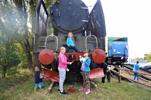 Mieszkańcy Kostrzyna postanowili odmalować starą lokomotywę. Maszyna znowu będzie cieszyć oko.