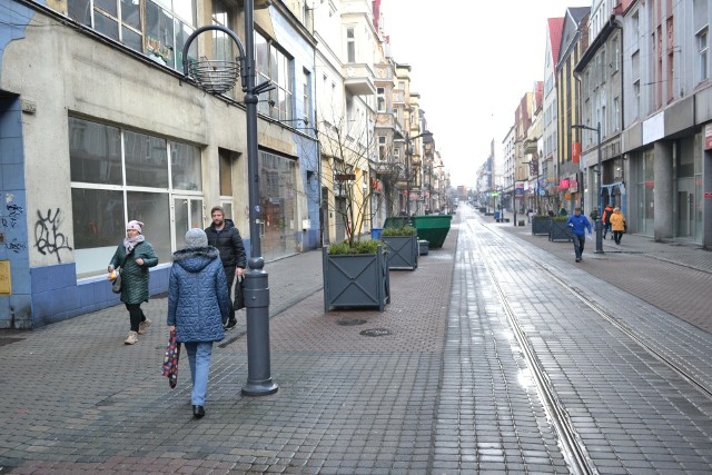 Miasto chce wynająć lokale m.in. przy ul Wolności. Czy to się uda? Wiele witryn sklepowych jest tu pustych.