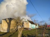 Pożar budynku mieszkalnego pod Krzeszycami. Z ogniem walczyło 7 zastępów straży pożarnej. Mamy zdjęcia z akcji gaśniczej 