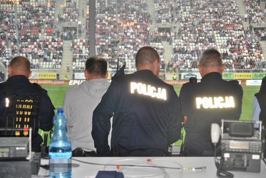 Derby Łodzi: policja poszukuje kiboli, którzy użyli petard na stadionie ŁKS. Petardy zostały wystrzelone w stronę kibiców Widzewa