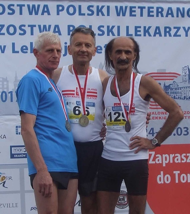 Janusz Popławski - z prawej - stanął na podium razem z Ryszardem Szparakiem z Olsztyna - Złoty Medal (w środku) i Antonim Dądelą z Krzepic - Srebrny Medal.