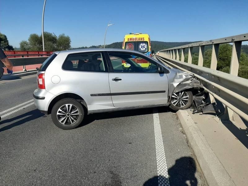 Nowy Sącz wypadek. Na obwodnicy północnej samochód uderzył w barierkę