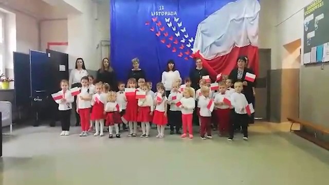 Niepubliczne przedszkole "Z uśmiechem" w Mstyczowie stanęło do hymnu. Najmłodsi przygotowali także piękne prace plastyczne.