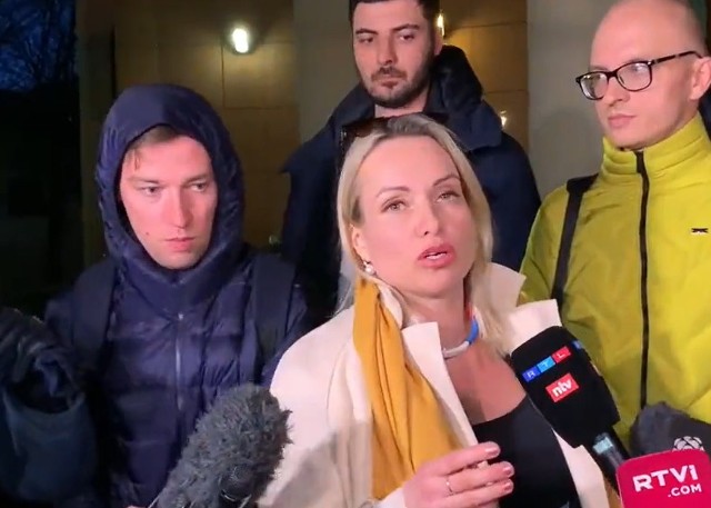 Marina Owsiannikowa, rosyjska dziennikarka, która podczas transmisji na żywo w reżimowej telewizji pokazała antywojenny transparent, została we wtorek skazana przez sąd na zapłatę 30 tys. rubli grzywny, czyli ok. 247 euro.