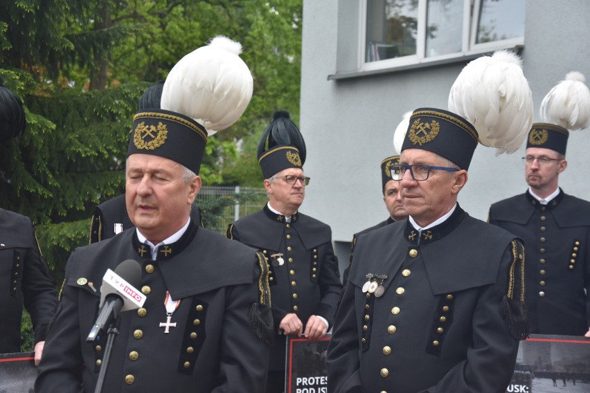 Pozew przeciwko Donaldowi Tuskowi został złożony przez...