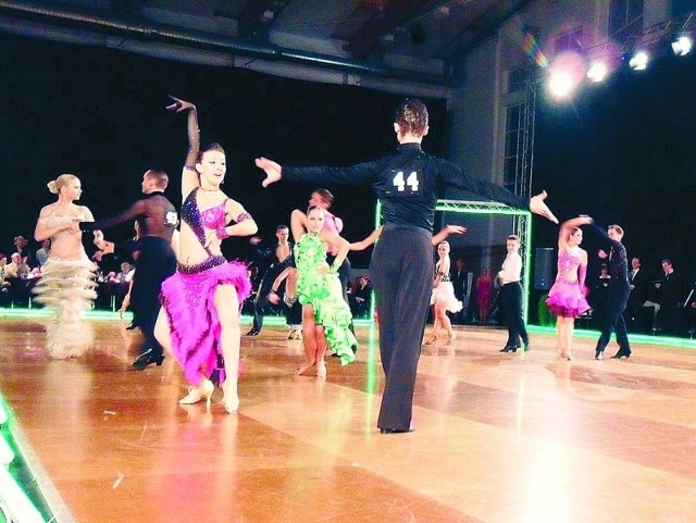 W sobotę, w hali przy ul. Kolbego ponad 100 par zaprezentowała się w tańcach standardowych i latynoamerykańskich.