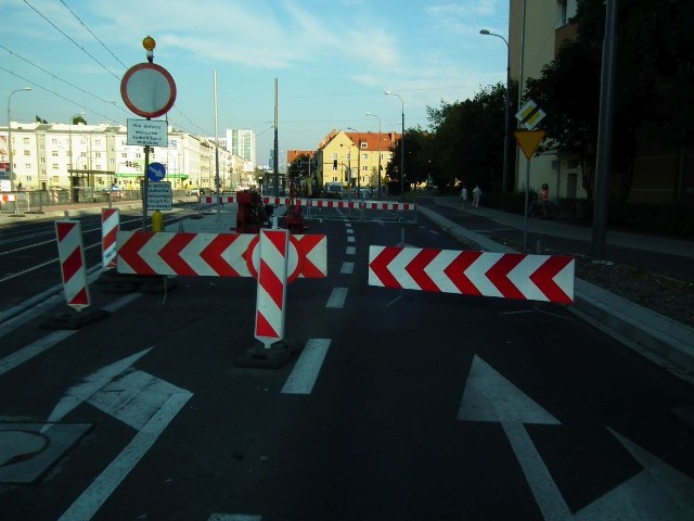 Kierowcy muszą uważać na ul. Dąbrowskiego. Został tam przeniesiony ruch na drugą stronę skrzyżowania z Żeromskiego
