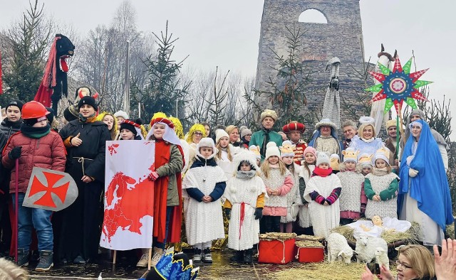 Orszak Trzech Króli w Samsonowie. W roli monarchów: Piotr Wawrzyk, wiceminister spraw zagranicznych i świętokrzyski poseł, Wojciech Ślefarski - wójt gminy Zagnańsk i Mieczysław Gębski, wiceprzewodniczący Sejmiku. Więcej na kolejnych zdjęciach