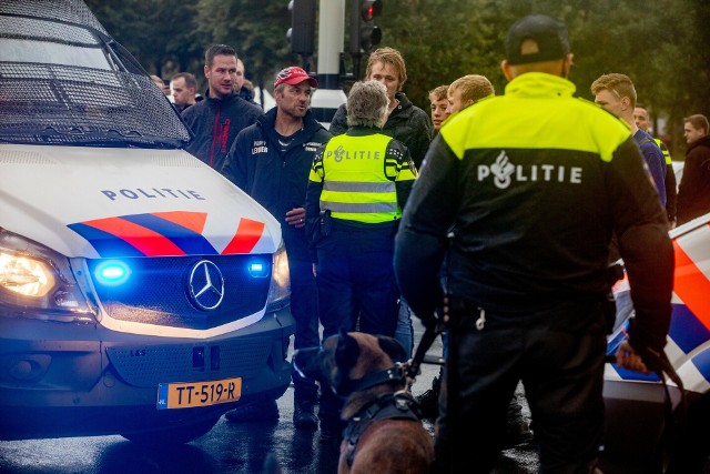 Policja prowadzi dochodzenie, ale zakłada, że przyczyną dźgnięcia nożem były trudności w związku. Policja szuka świadków zdarzenia. Zdjęcie ilustracyjne