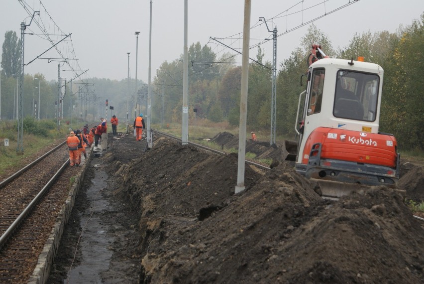 Trwa remont peronu na stacji kolejowej w centrum Dąbrowy...