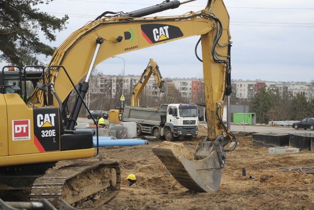 Skrzyżowanie al. Jana Pawła II z Narodowych Sił Zbrojnych ma być gotowe do lipca 2019 roku. Roboty budowlane, zgodnie z umową, powinny zakończyć się w lipcu 2019 roku. Za swoją pracę wykonawca dostanie ponad 52 mln zł. Prace prowadzi firma Unibep.