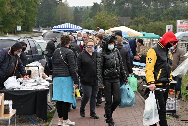 Ani czerwona strefa, ani zła pogoda - zimno i padający deszcz nie odstraszą klient&oacute;w giełdy w Miedzianej G&oacute;rze. W niedzielę 18 października klienci dopisali - tym razem świetnie szło wszystko co niezbędne na Wszystkich Świętych. Wielki ruch był też przy tysiącach rzeczy przywiezionych z wystawek na zachodzie Europy, także przy starociach, Świetnie szły też ciepłe kurtki, kt&oacute;re można kupić nawet za 50 złotych, hitem były tez spodnie po...15. Na kolejnych slajdach zobaczcie co działo się w niedzielę 18 października na giełdzie w Miedzianej G&oacute;rze