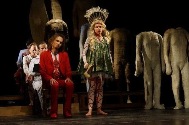 Teatr Baj Pomorski na zakończenie festiwalu Metamorfozy Lalek przedstawił "Ślub" Witolda Gombrowicza
