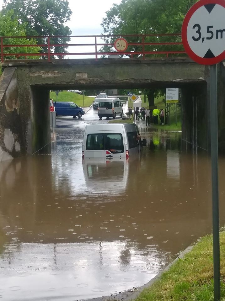 Oberwanie chmury i podtopienia. 24 interwencje straży pożarnej w ciągu kilku godzin