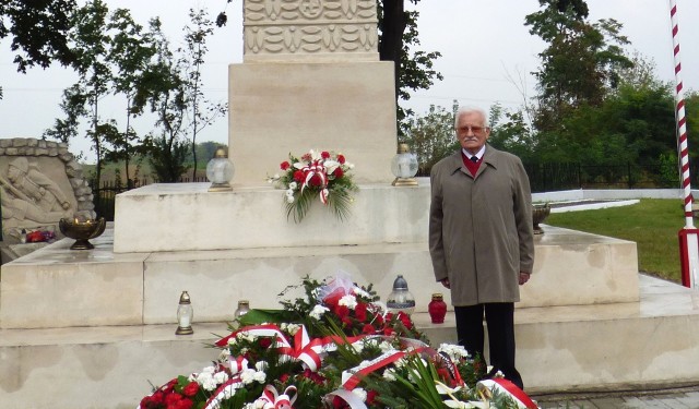 Co roku, przed Pomnikiem Zwycięstwa Legionów w Czarkowach odbywają się uroczystości patriotyczne. Bierze w nich także udział buski regionalista Andrzej Wadowski.