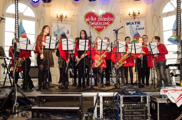 Rozśpiewany finał Wielkiej Orkiestry Świątecznej Pomocy w pałacu w Rusinowie.