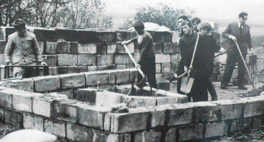 Maj 1966 roku. Uczniowie niepołomickiej SP nr 1 budują...