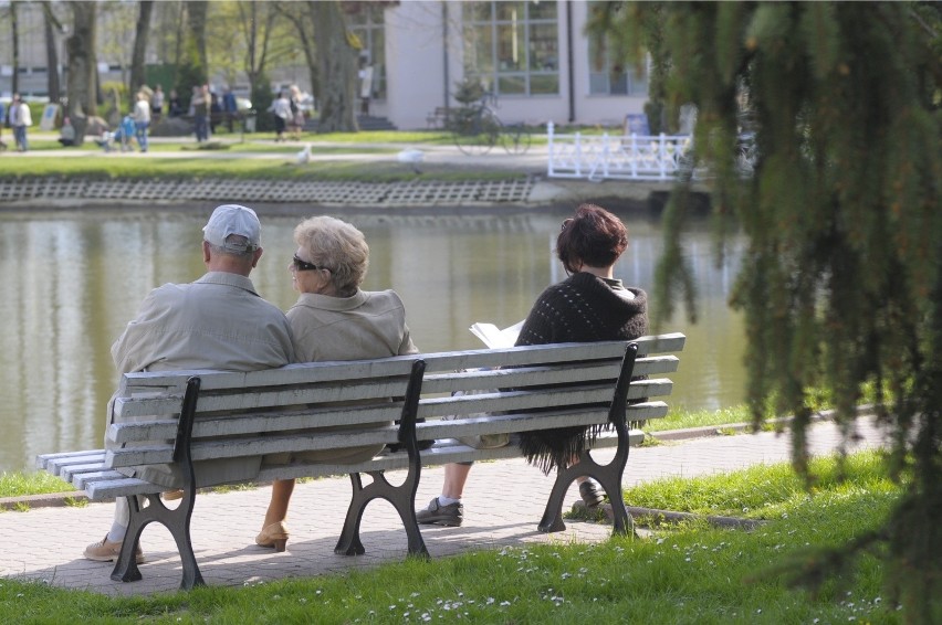 Polscy emeryci nie mogą skorzystać z odwróconej hipoteki. Zawierają umowy dożywocia, z których co szóstą unieważnia sąd