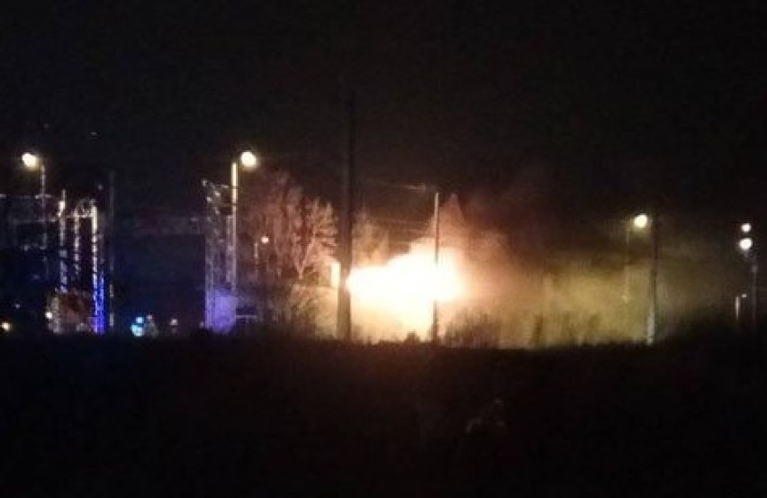 Pożar opuszczonego budynku nastawni kolejowej w Tczewie 17.12.2020. Pociągi na trasie Gdańsk - Tczew nie kursują. Zdjęcia