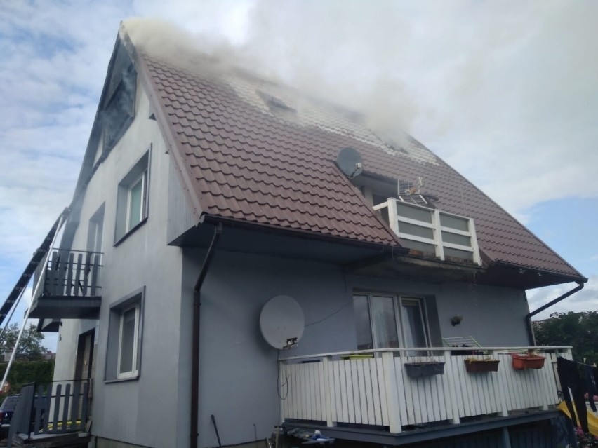 Pożar we Władysławowie. Spłonął dom Tomka - ratownika morskiego SAR. Jego koledzy zorganizowali zbiórkę [JAK POMÓC?]