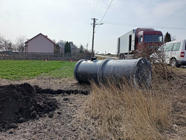 Budowa kanalizacji w Starych i Nowych Kotlicach w gminie Sobków dobiega końca.