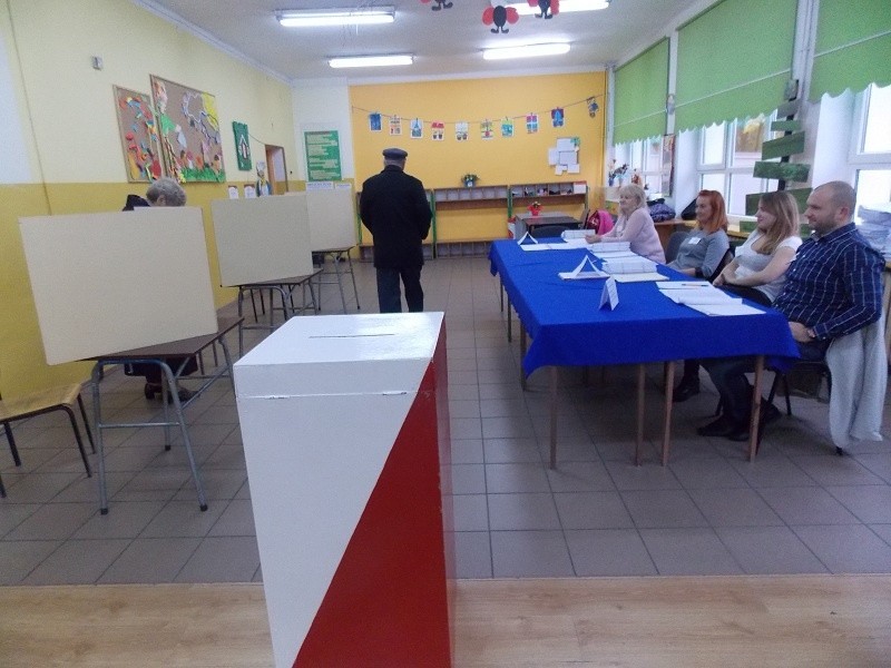 Głosowanie w lokalu wyborczym w Szkole Podstawowej nr 17 w...