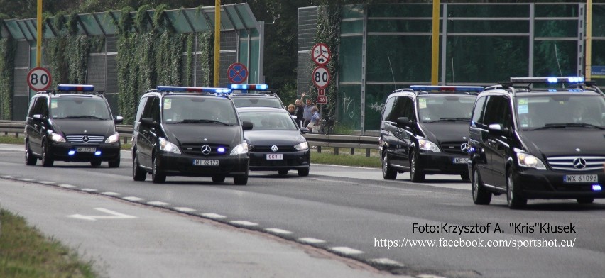 Przejazd kolumny samochodów z papieżem Franciszkiem. Węzeł...