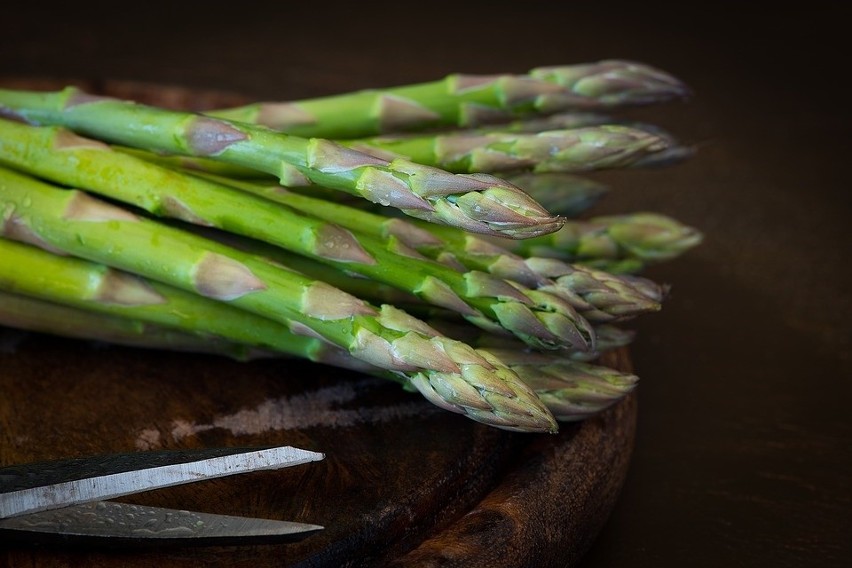 Szparagi to warzywa zawierające asparaginę, której efektem...