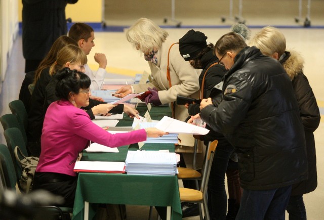 Komisja sprawdzi w spisie wyborców, czy dana osoba jest uprawniona do głosowania w  tym obwodzie. Jeśli tak, to otrzyma ona komplet kart do głosowania 
