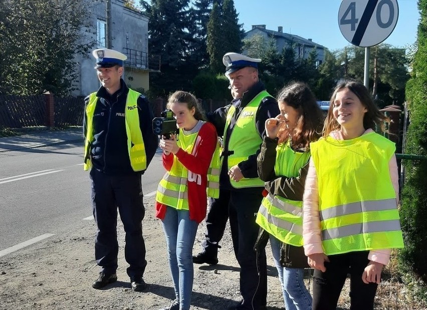 Uczniowie ze szkoły w Przeciszowie razem z policjantami brali udział w akcji kontroli prędkości w ramach  "Odblaskowej Szkoły"[ZDJĘCIA]