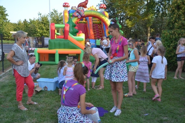 W Radomicach w gminie Lipno odbył się piknik rodzinny. Na scenie  wystąpili młodzi artyści, a wieczorem zespół KAVOO. W międzyczasie na dzieci i dorosłych czekały konkursy z nagrodami, malowanie buziek, wesołe miasteczko. Nie zabrakło lodów i innych słodkości. Zabawa była fantastyczna!Flesz - wypadki drogowe. Jak udzielić pierwszej pomocy?