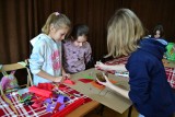 Ferie w Radomiu. Dzieci spędzają czas na zajęciach w Domu Kultury Borki. Przygotowują prace plastyczne, czytają książki. Zobacz zdjęcia