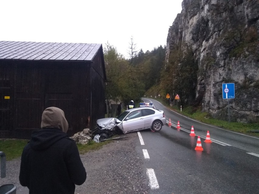 Wypadek BMW w Skale na drodze wojewódzkiej. Samochód w rowie, utrudnienia i ruch wahadłowy 