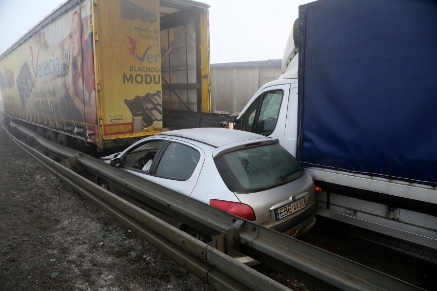 Karambol na autostradzie A1 pod Piotrkowem