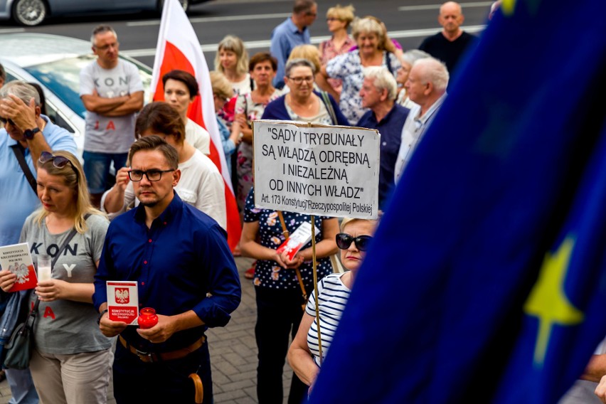 Wieczorem przed Sądem Okręgowym w Białymstoku znów zapłonęły...