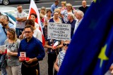 Protest przed Sądem Okręgowym w Białymstoku. Protestujący:"Partia rządząca zawłaszcza sądy" [ZDJĘCIA, WIDEO]