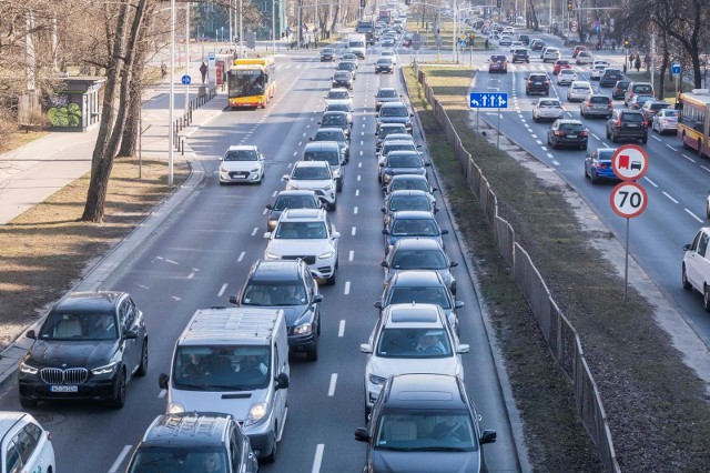 Strefę ma kontrolować straż miejska i policja, a za wjazd samochodem niespełniającym wymogów środowiskowych oznaczonych nalepką będzie groził mandat 500 zł.