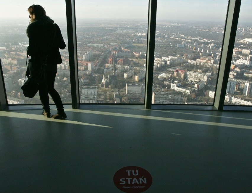 Punkt widokowy na Sky Tower otwarty. Straż: można wpuścić więcej ludzi [ZDJĘCIA]