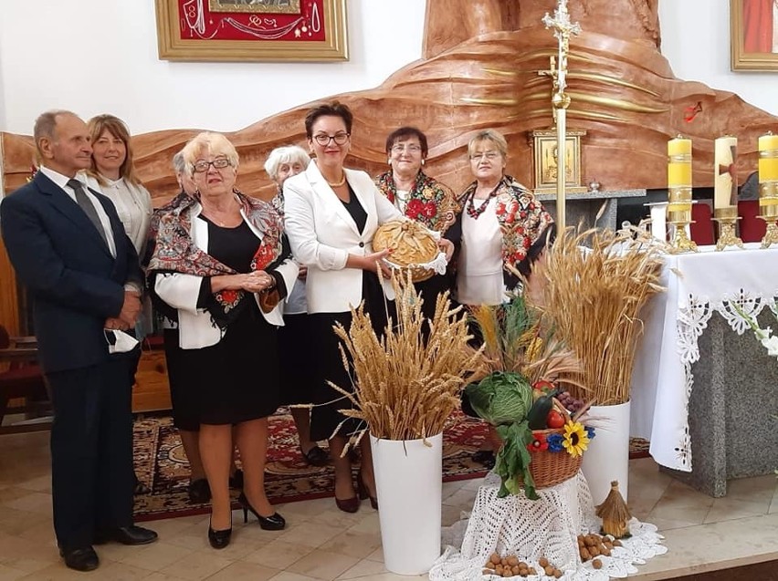 Parafialne dożynki w Adamowie w gminie Brody. Poświęcono plony i chleb z tegorocznej mąki (ZDJĘCIA)
