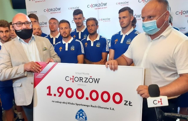 Prezydent Andrzej Kotala przekazał Ruchowi czek na 1,9 mln zł i spotkał się z drużyną NiebieskichZobacz kolejne zdjęcia. Przesuwaj zdjęcia w prawo - naciśnij strzałkę lub przycisk NASTĘPNE