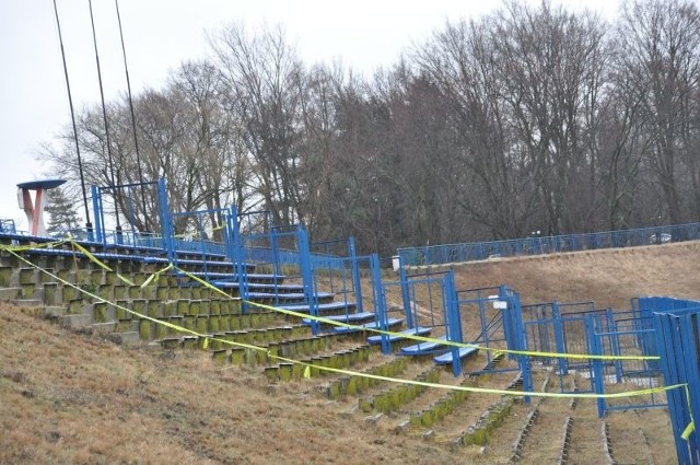 W marcu okazało się, że schody na stadionie Granatu zagrażają bezpieczeństwu kibiców. Mecz z Górnikiem Libiąż odbył się bez udziału publiczności.