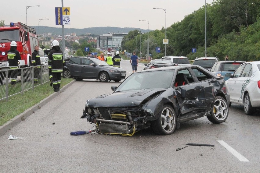 Wypadek w Kielcach. Roztrzaskane trzy auta na alei Solidarności 