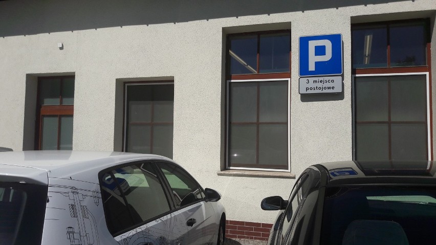 Zaparkować można tylko na wydzielonych miejscach na parkingu...