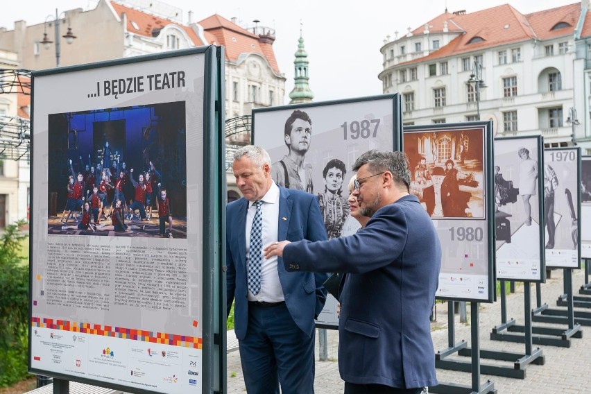 Przedpremierową wystawę, promującą film pt. "Tu był i......