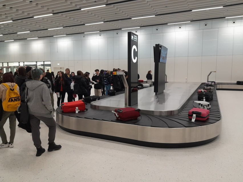 W czwartek w terminalu lotniska były tłumy "pasażerów".