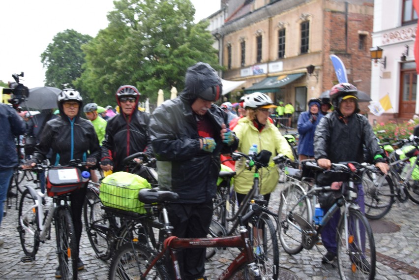 Z Rynku wyruszył XIV Sandomierski Rajd Papieski. Mimo deszczu na trasie ponad 200 rowerzystów. Zobacz zdjęcia