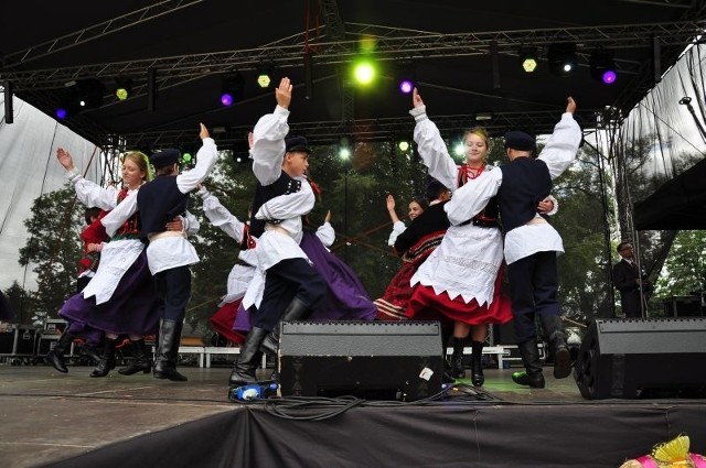 Na scenie zaprezentował się Zespół Pieśni i Tańca &#8222;Klimontów&#8221;.