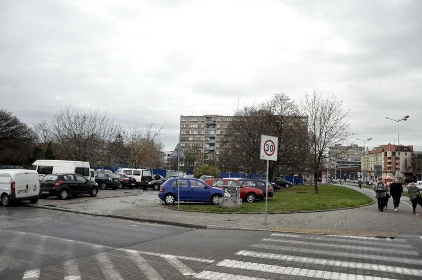 Wjeżdżając w ulicę Sokolniczą od ul. Legnickiej po lewej...