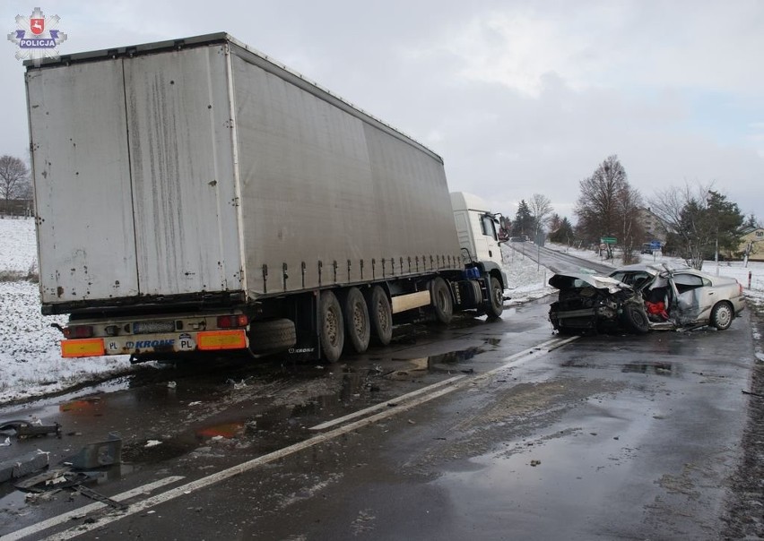Wypadek w Horyszowie. Volvo zderzyło się z ciężarówką. Jedna osoba nie żyje 